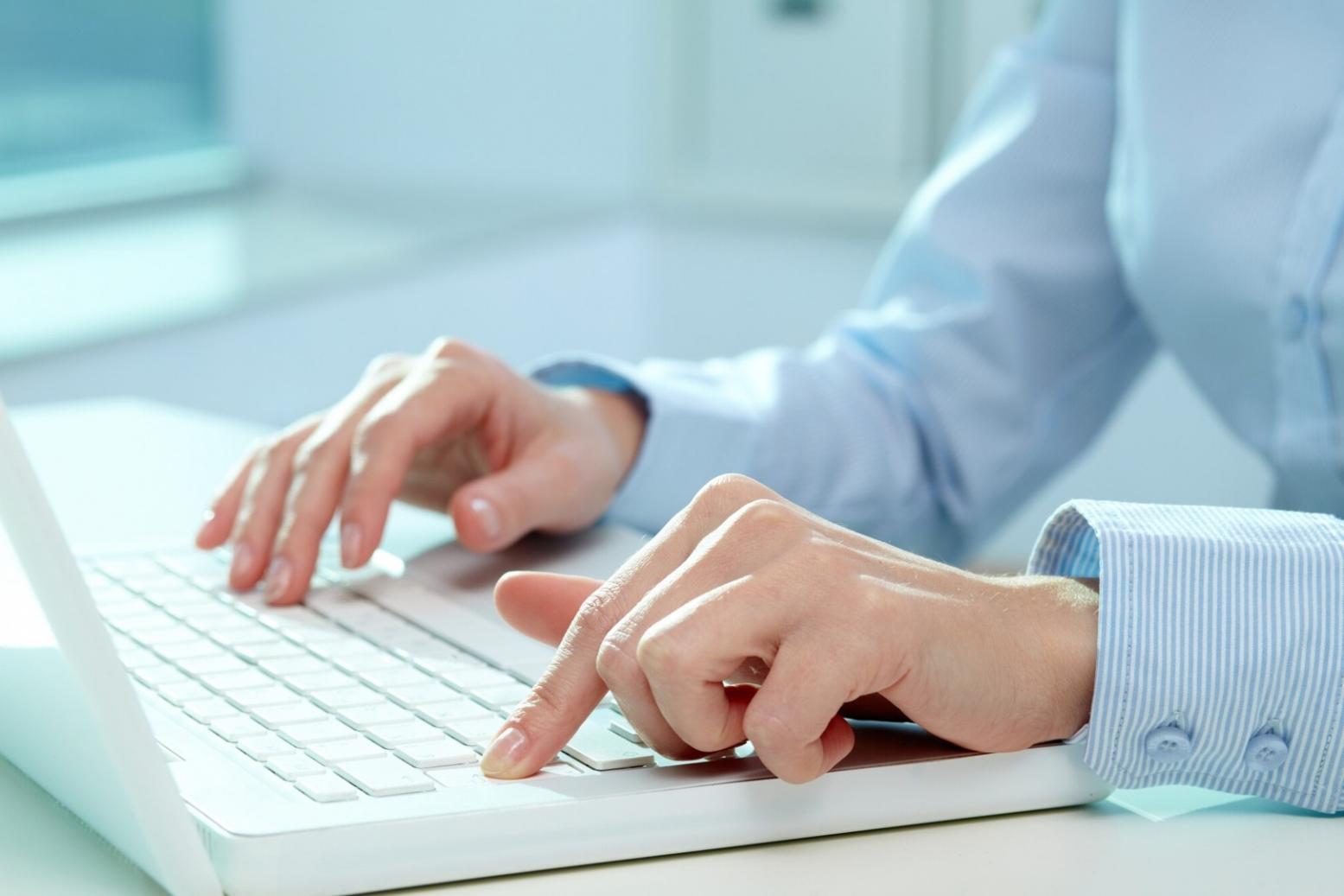 Equipo trabajando con dashboards automatizados