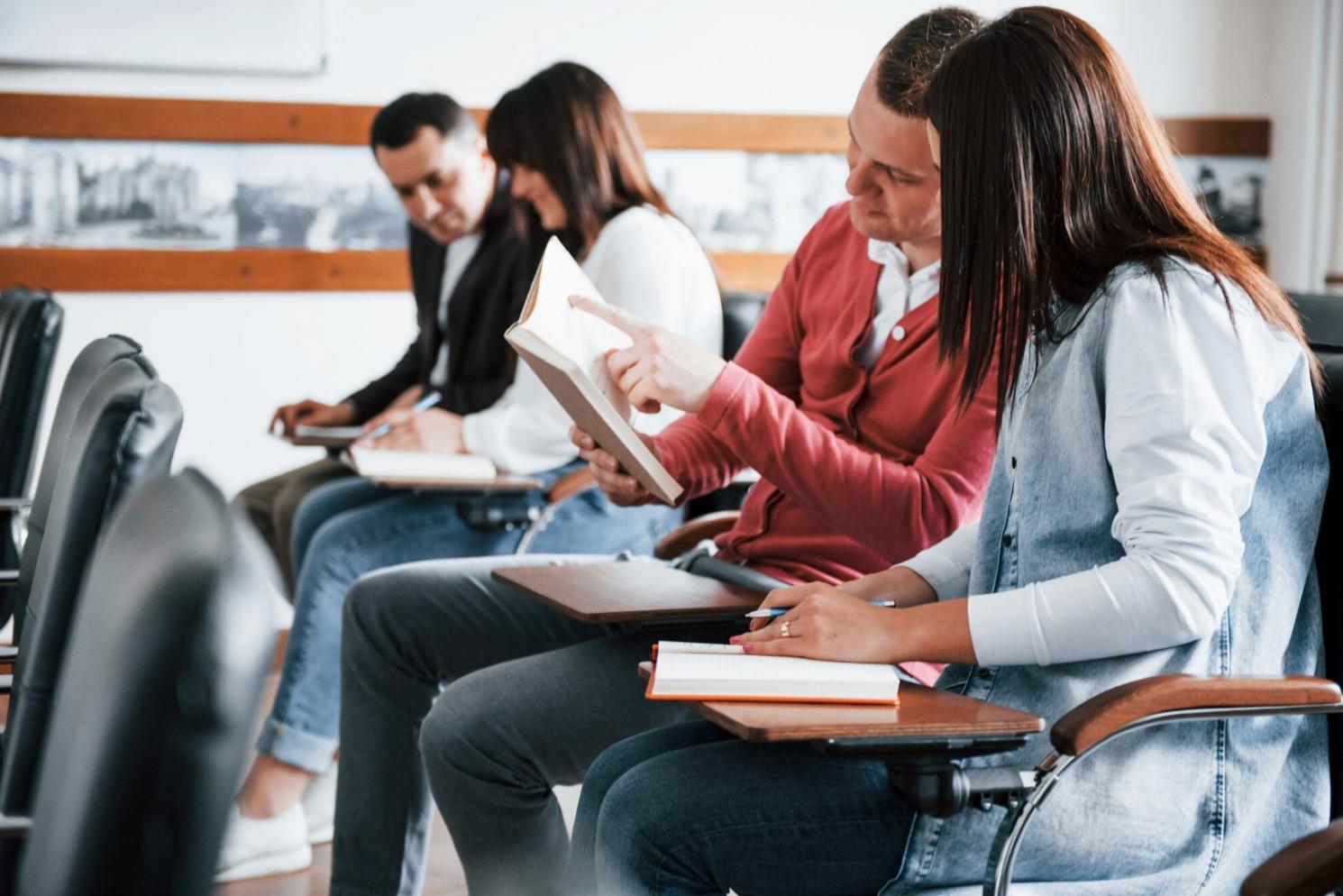 Equipo trabajando con sistemas automatizados